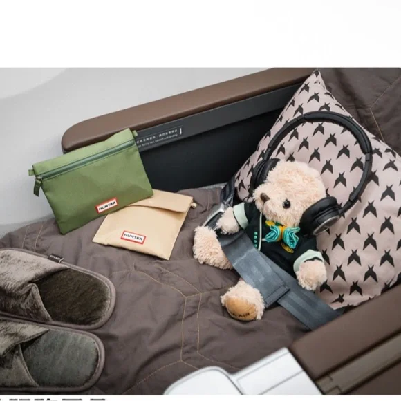 EVA Air x HUNTER overnight kit- Green - Picture 2 of 4